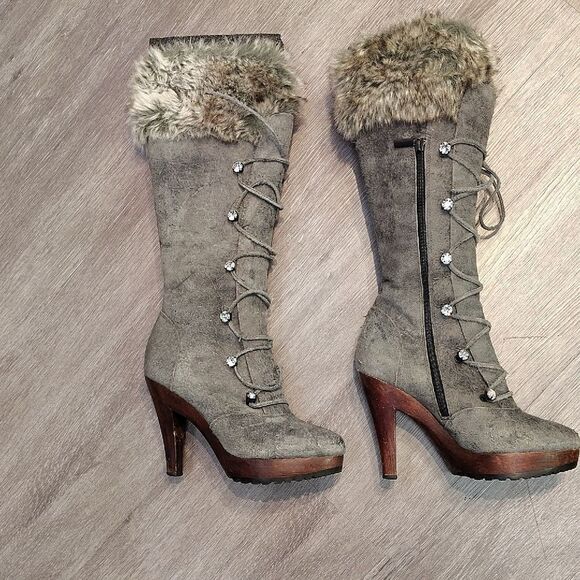 Gray Heeled Boots with Fur Trim and Lace-Up Design - Picture 4 of 7